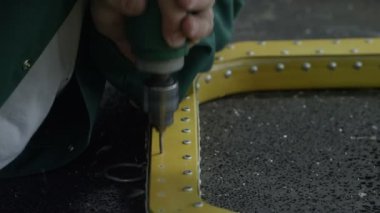 Alt matkap ile helikopter ayrıntı üzerinde delik matkap