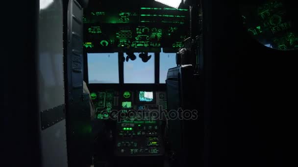 Piloten in helikopter Cockpit Simulator door instrumentenpaneel — Stockvideo