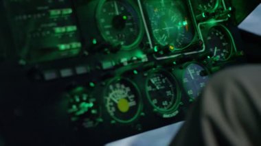 Helikopter kokpit simülatörde gösterge paneli