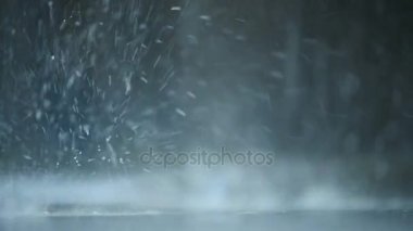 Makro yağmur damla Güz geri tepme su birikintisi yüzeyinden