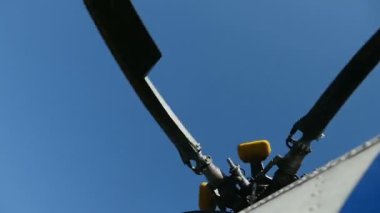 Portre fotoğraf makinesi gösterir helikopter bıçakları döndürme