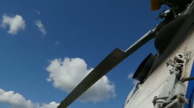 Kamera gösterir helikopter bıçakları döndürme gökyüzü karşı