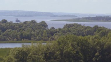 Üst görünümü sınırsız yatay, büyük nehir orman bankalar