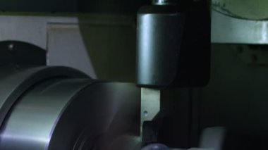 Closeup taret Torna talaşı ile ayrıntılı fabrikasında döner.