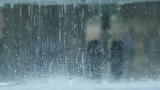 Makró eső csepp esik ellen futómű — Stock videók