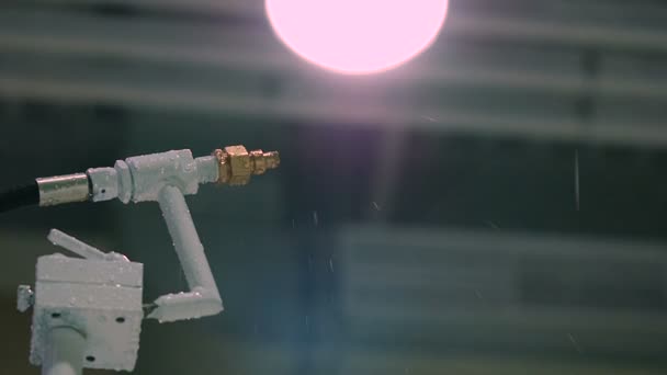 Closeup rozprašovače ve spreji Paint na elektrická lampa v hangáru — Stock video