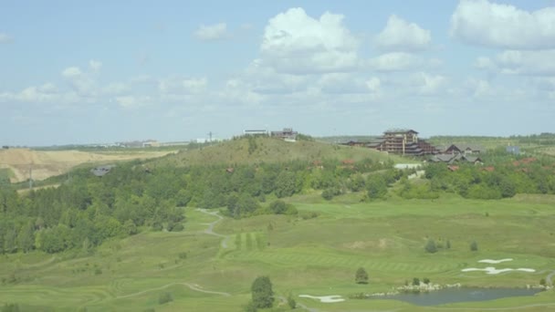 Horní pohled nekonečnou krajinu s říční jezero lesnictví Hills — Stock video