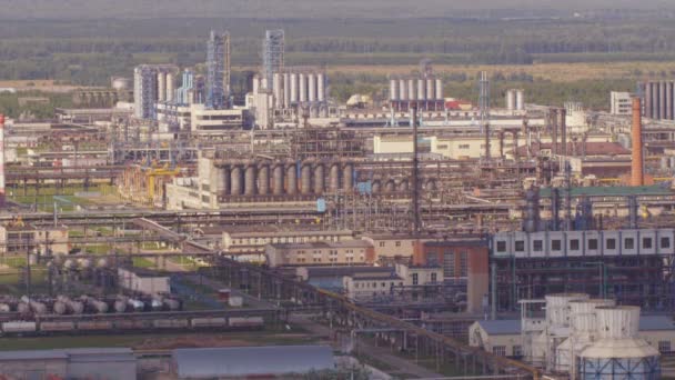 Bovenste deelvenster grote chemische fabriek gebouwen olie gastanks — Stockvideo