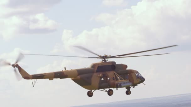 Closeup helicóptero militar no ar contra o céu azul — Vídeo de Stock