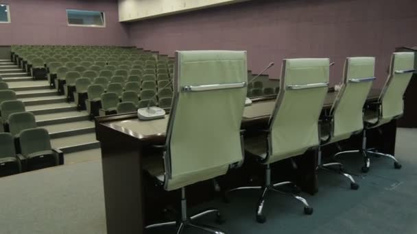 Panorama from Leather Chair to Microphone Table in Cinema Hall — Stock Video