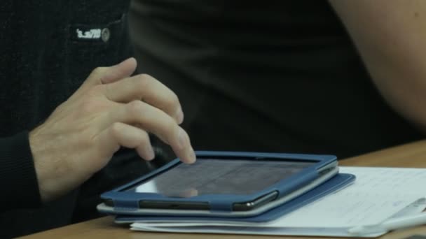 Closeup man Hand typt tekst op Gadget op houten tafel — Stockvideo