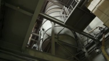 Kireçtaşı depolama tesisi için devasa gri metal tanklar.