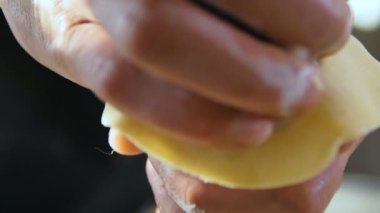 Makro aşçı elleri, Tatar köftesi için şekilli hamur çemberine parlak ışığa karşı et doldurur.