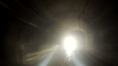 Uzun, karanlık, aydınlık beton yeraltı tüneli, Calcareous Kayası 'nda, benimkini çıkarıyor.