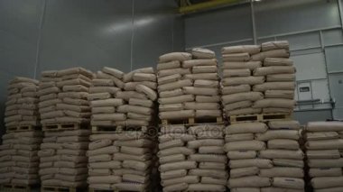 Fabrika depo içinde yüksek palet üzerinde çanta