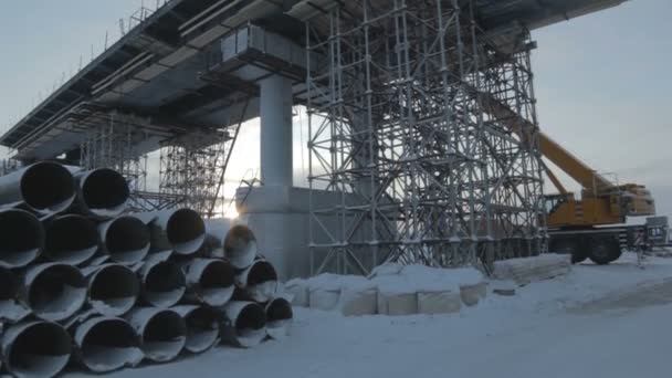 Żuraw Budowlany Dużą Wysięgnikiem Pracuje Odcinku Mostowym Dużymi Podpórkami Okrągłymi — Wideo stockowe