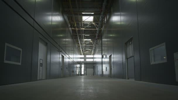 Огромный серый склад завода по производству — стоковое видео
