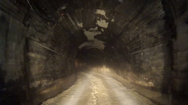 Effrayant Froid Long Profond Tunnel Souterrain Béton Sombre Dans Roche — Video