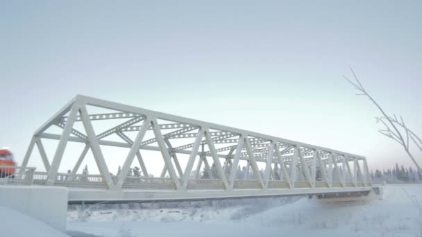 Вид Недавно Построенный Мост Высокотехнологичной Металлической Аркой Шоссе Движущимся Грузовиком — стоковое видео