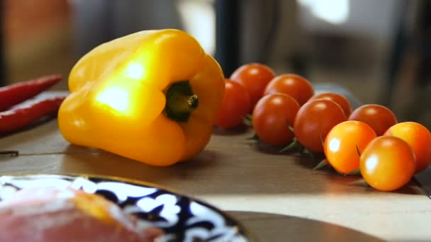 Macrogroenten Grote Gele Paprika Rode Tomaten Versierde Witte Plaat Houten — Stockvideo