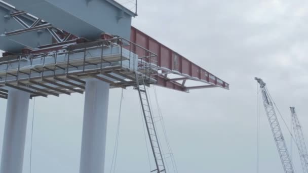Snöig Bro Byggarbetsplats Med Ferrobetongkonstruktioner Och Tunga Byggmaskiner Vintern — Stockvideo