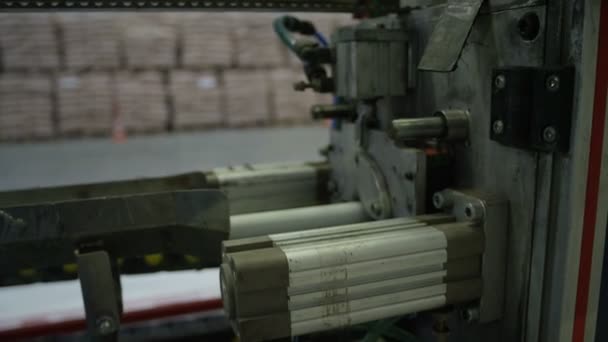 Polyethylenrohre bewegen sich von der Werkzeugmaschine — Stockvideo