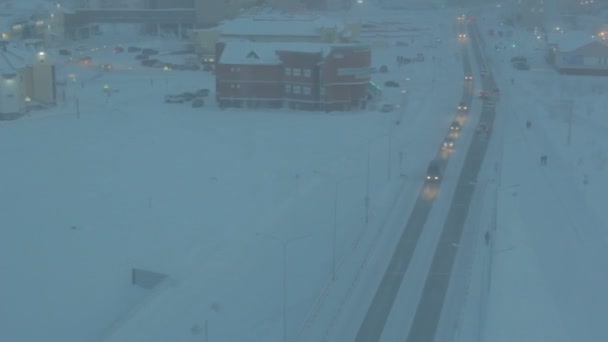 夕暮れ時の豪雪時の高速道路や民家の高速移動車の上に新しく建てられた橋からの眺め — ストック動画