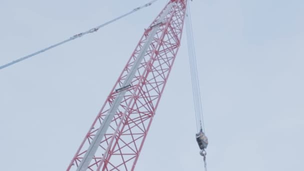 Alto Guindaste Jib Com Cabos Esticados Gancho Balançando Atrás Cerca — Vídeo de Stock