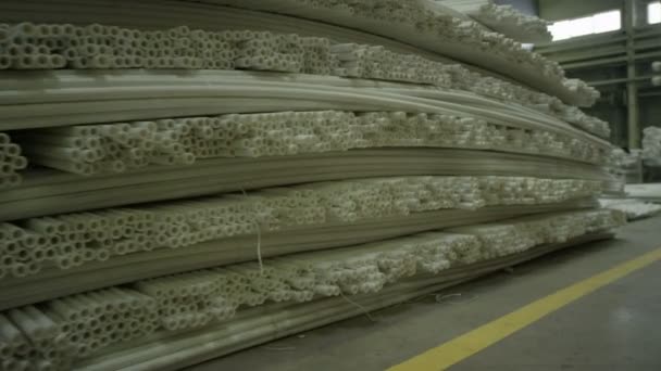 工場倉庫に白いポリエチレン パイプ — ストック動画