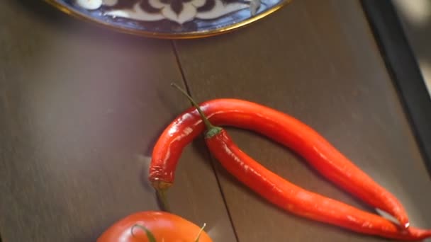 Close Panorama Van Versierde Bord Groenten Tomaten Bel Pittige Paprika — Stockvideo