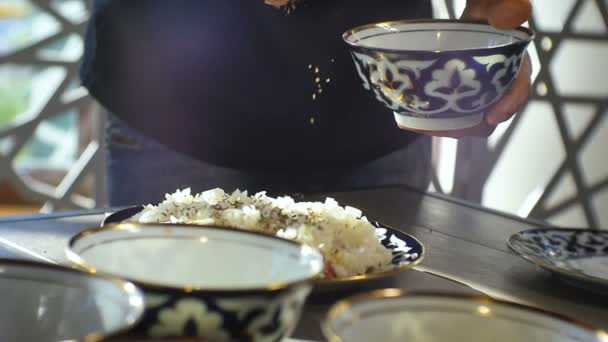 Closeup Cozinhar Mão Derrama Ervas Especiarias Sobre Corte Arroz Cubos — Vídeo de Stock