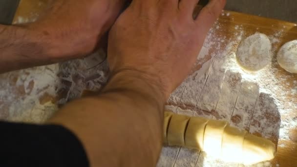 Mãos Close Formam Círculos Pedaços Massa Cortada Tábua Madeira Coberta — Vídeo de Stock