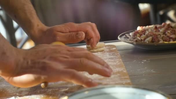 Detailní Vaření Role Těsta Kruhy Válečkem Dřevěné Desce Kuchyni Jasného — Stock video