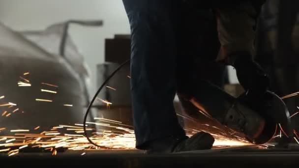 Sterke Man Beschermende Kleding Werkt Met Roterende Draaiende Elektrische Schijf — Stockvideo