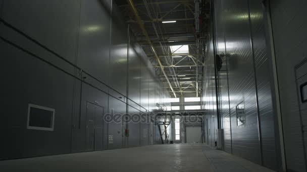 Riesige graue Lagerhalle der Produktionsfabrik — Stockvideo