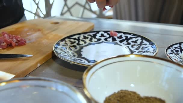 Macro Cocinero Manos Toma Cubos Carne Cruda Cortada Poner Plato — Vídeos de Stock