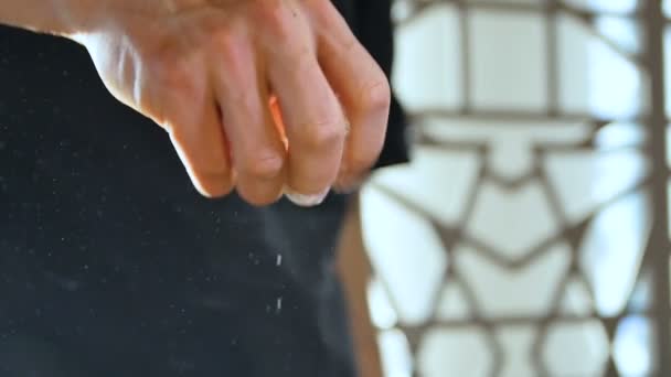 大厨在窗前的强光下抖掉了手上的面粉 — 图库视频影像
