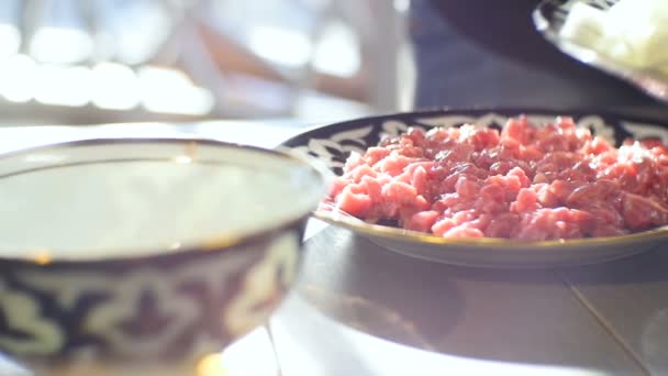 Mãos Cozinheiro Close Põem Arroz Sobre Cubos Carne Crua Redução — Vídeo de Stock