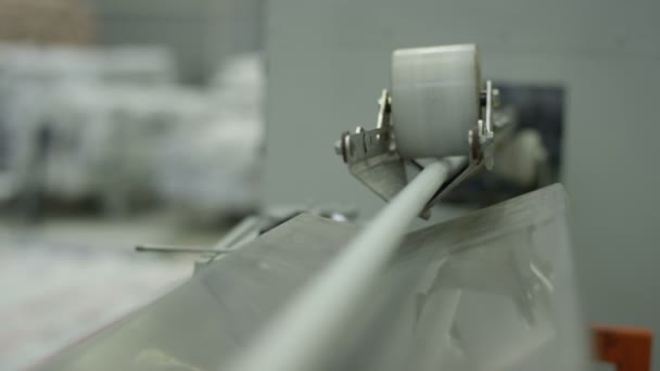 从机床的聚乙烯管 — 图库视频影像