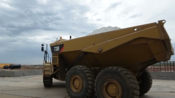 Grand Camion Jaune Chargé Roches Carbonifères Extraites Déplace Sous Beau — Video