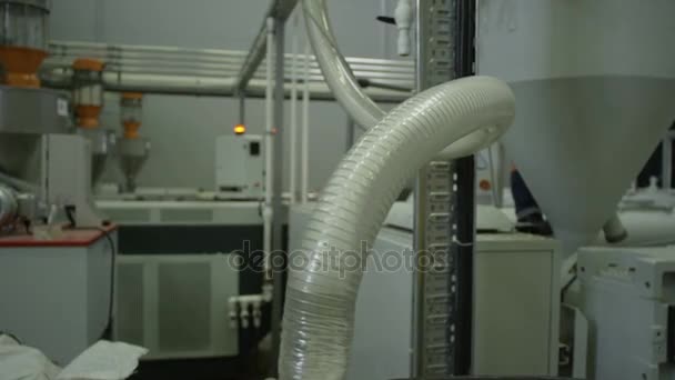 Vloeibare motie in productie polyethyleen buis — Stockvideo