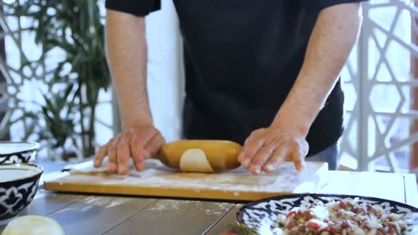 Kuchařka Válí Kruhy Těstíčku Válečkem Dřevěné Desce Kuchyni Jasného Denního — Stock video