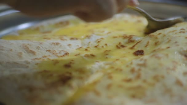 Mensenhanden smeren met boter pannenkoek — Stockvideo