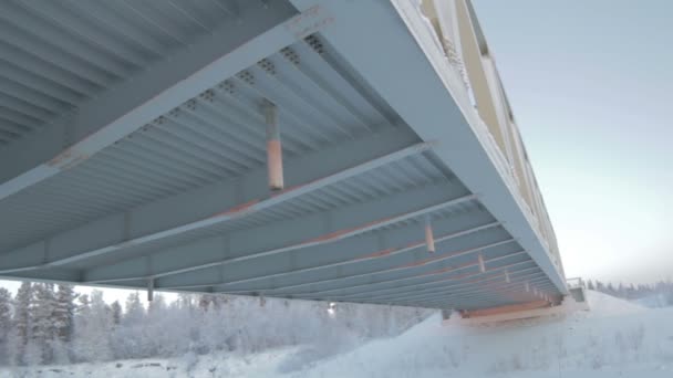 Вигляд Під Недавно Збудованого Феробетонного Моста Яскравому Синьому Арктичному Тлі — стокове відео