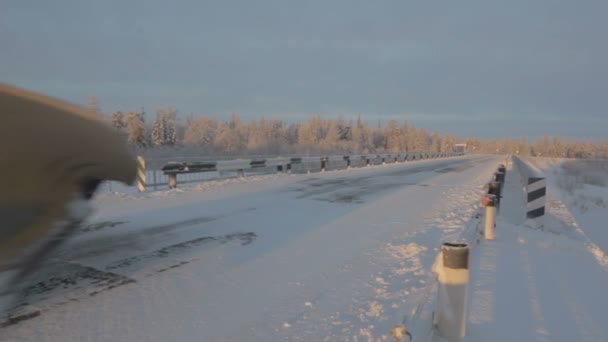 雪に覆われた橋の上車 — ストック動画