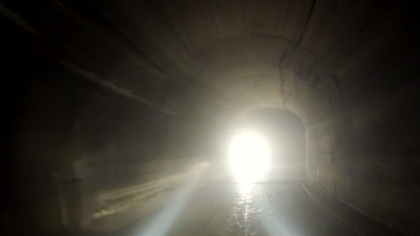 Largo Túnel Subterráneo Hormigón Iluminado Oscuro Profundo Roca Calcárea Que — Vídeos de Stock