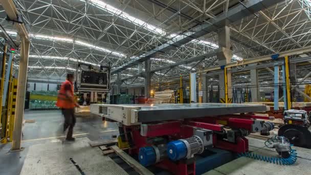 Trabajadores en embalaje uniforme piezas de vidrio grandes — Vídeos de Stock