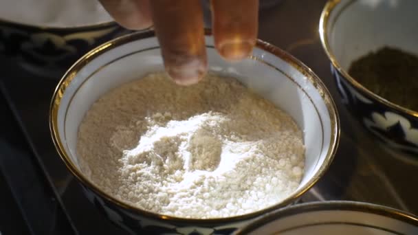 Yakından Aşçı Eli Gün Işığına Karşı Mutfak Masasında Parmaklarıyla Una — Stok video