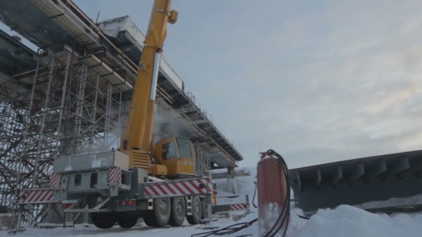 Grúa Construcción Amarilla Con Obras Pluma Alta Sección Puente Con — Vídeos de Stock