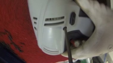 Matkap tornavida ile montaj işçisi